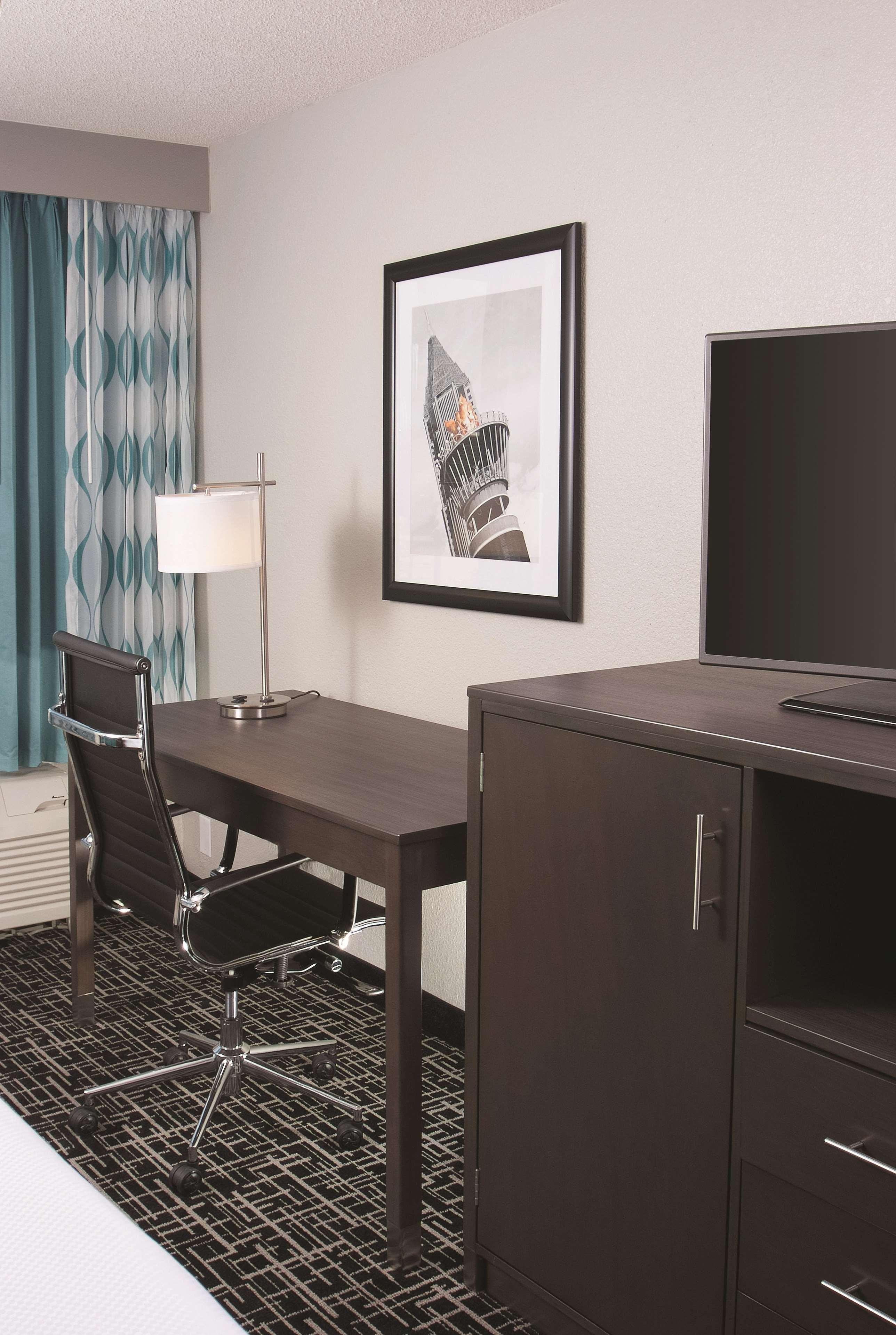 Отель La Quinta By Wyndham Atlanta Airport North Колледж Парк Экстерьер фото