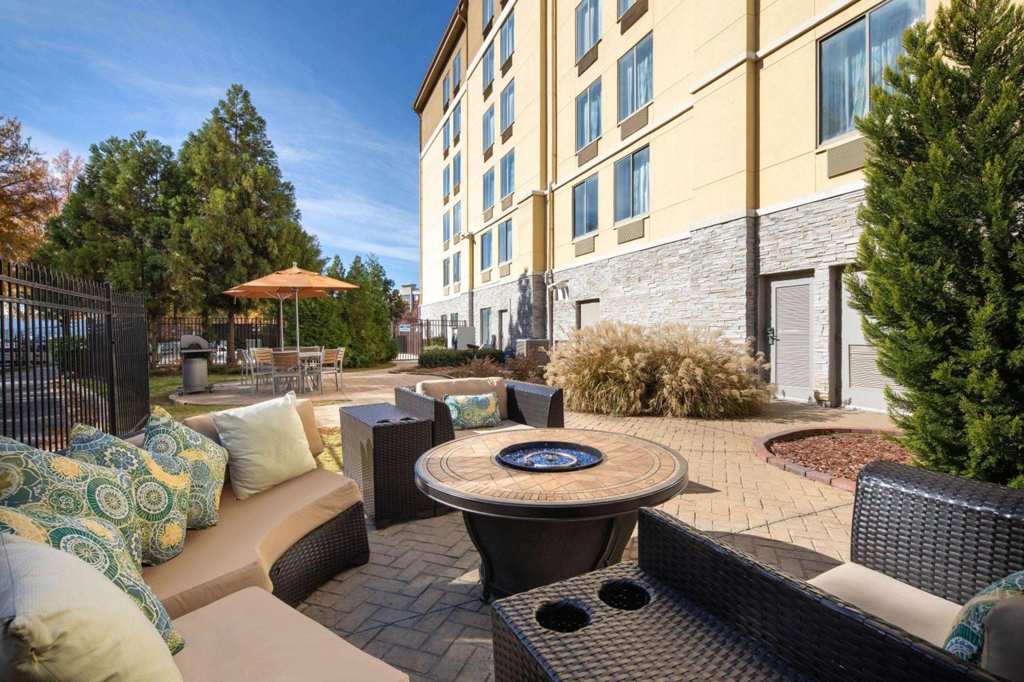 Отель La Quinta By Wyndham Atlanta Airport North Колледж Парк Экстерьер фото